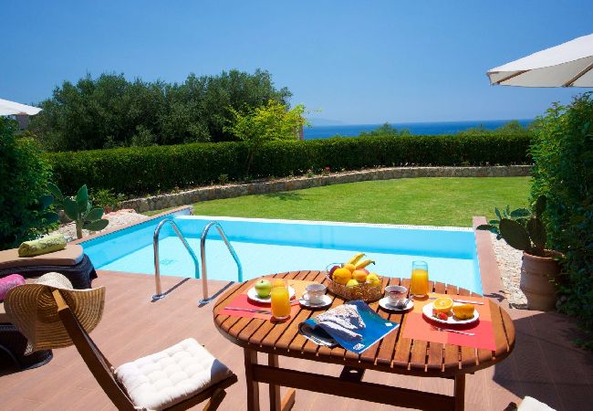 Villa in Trapezaki - Trapezaki Bay Cottage with Private Pool